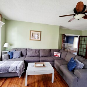 TV, books - Cozy Red 1890 Home. Close to Watertown & Fort Drum. (Carthage)