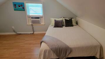 4 bedrooms, desk, iron/ironing board, free WiFi