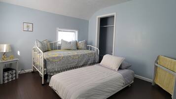 4 bedrooms, desk, iron/ironing board, free WiFi