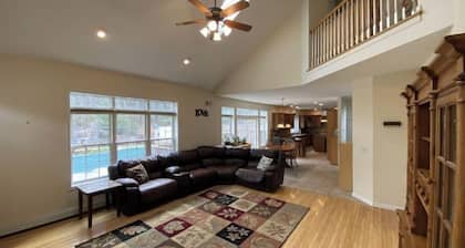 Saratoga Retreat with Private Hot Tub and Heated Saltwater Pool