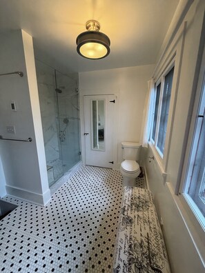 Badewanne, Haartrockner, Handtücher, Seife