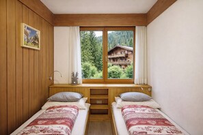 2 bedrooms, iron/ironing board, free WiFi