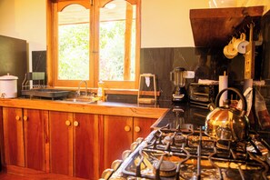 Kühlschrank, Ofen, Herdplatte, Wasserkocher mit Kaffee-/Teezubehör