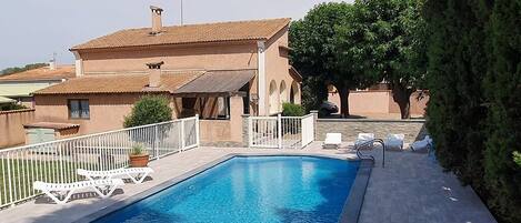 Una piscina al aire libre