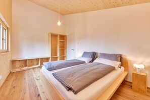 3 bedrooms, free WiFi, bed sheets - Wooden house - experience real nature in style! (Bad Kohlgrub)