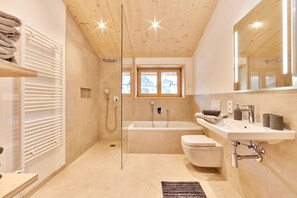 Doccia, asciugacapelli, asciugamani, sapone