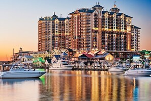 Marina - Situated on Destin’s pristine beaches, luxury condos offer guests a beach haven, (Destin)