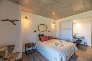 2 quartos, ferros/tábuas de passar roupa, berço de viagem