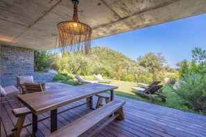 Outdoor dining - Magnificent apartment 4 pers., terrace, garden, 400 m from the beach (Sainte Lucie de Porto-Vecchio)