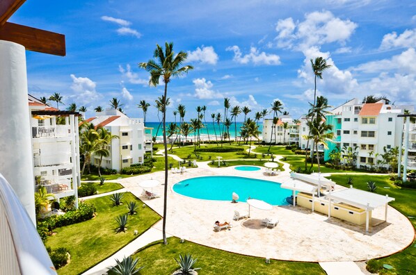 Outdoor pool - Playa Turquesa D-402 Premier Beachfront Ocean View with 50mbps Wifi (Punta Cana)