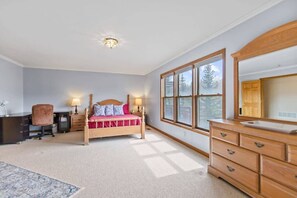 3 bedrooms, desk, WiFi, bed sheets - Summit County Escape | Walk to Lake Dillon + View (Dillon)
