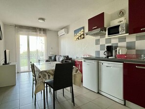 Kjøleskap, mikrobølgeovn, oppvaskmaskin og kaffetrakter/tekoker