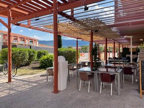 Outdoor dining - Cozy 2-Room Apartment with Pool, Gym, and Parking Near the Sea (Argelès-sur-Mer)
