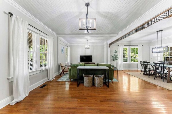 Télévision, cheminée, baby-foot, livres