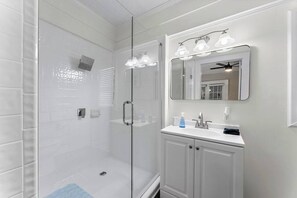 Bañera, secador de pelo, toallas