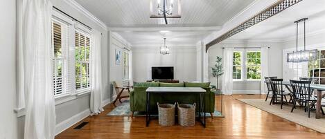 Télévision, cheminée, baby-foot, livres