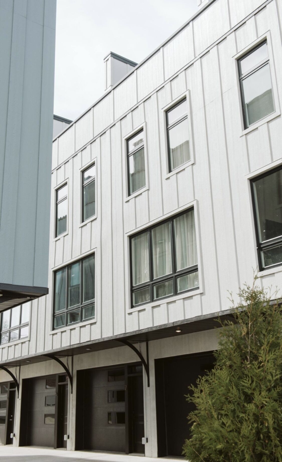 Un immeuble moderne à plusieurs étages, doté de grandes fenêtres et d’une façade plane.