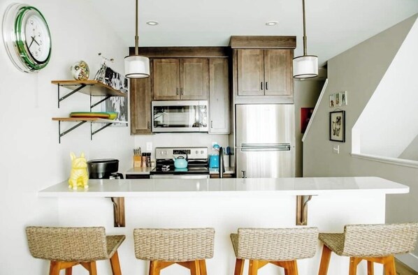 Réfrigérateur, micro-ondes, four, plaque de cuisson