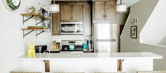 Fantastic 2 bedroom condo, close to beach & downtown TC