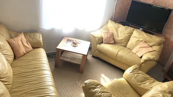 Smart-TV, Kamin, Tischfußball, Bücher