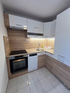 Geladeira, micro-ondas, fogão, cooktop