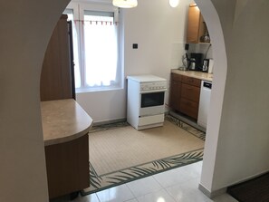 Fridge, microwave, oven, stovetop - 3 bedroom private vacation home in balatonmã¡riafã¼rdo (Balatonmáriafürdo)