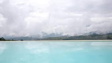 Piscine extérieure (ouverte en saison), parasols de plage