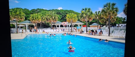 Alberca techada y alberca al aire libre