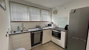 Kühlschrank, Mikrowelle, Ofen, Geschirrspüler