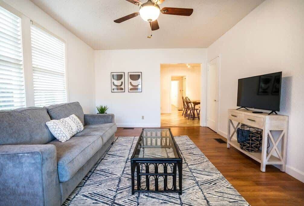 Charming Riverside Retreat 1/1 - Near 5 Points #1