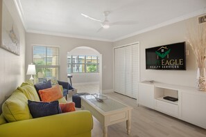 TV - Upscale 3BR Condo w/Pool and Fabulous Location! (Indian Shores)