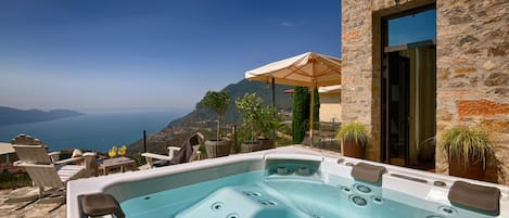 مغطس سبا خارجي