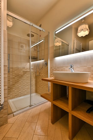 Dusche, Bidet, Handtücher, Toilettenpapier