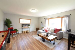 TV, offices - Completely Remodeled Home Blocks from NDSU and Downtown Fargo (Fargo)