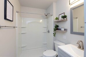 Badewanne, Haartrockner, Handtücher, Shampoo