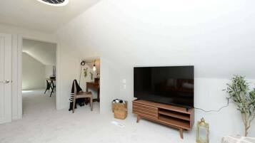 Een televisie en een kantoor