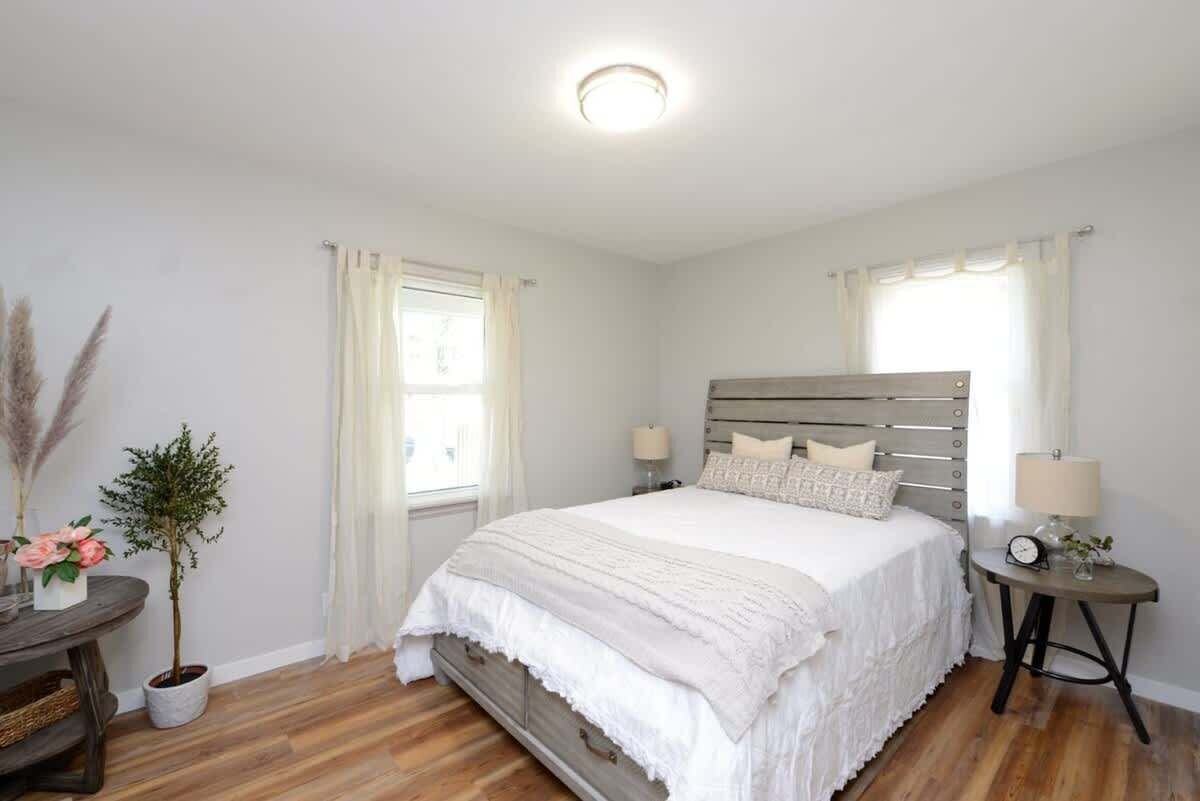 4 bedrooms, desk, iron/ironing board, WiFi