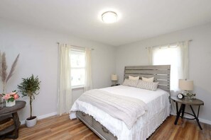 4 bedrooms, desk, iron/ironing board, WiFi - Completely Remodeled Home Blocks from NDSU and Downtown Fargo (Fargo)