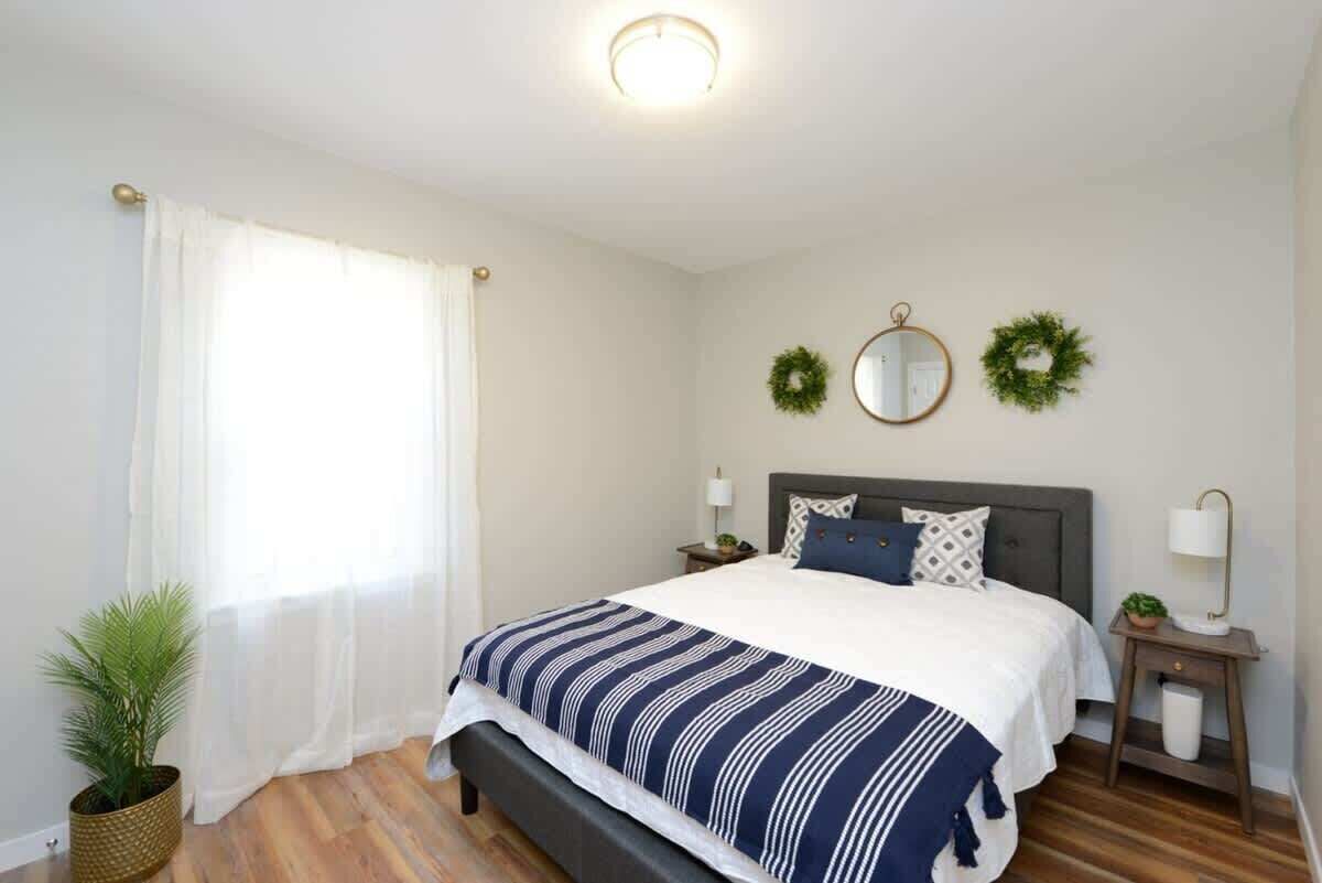 4 bedrooms, desk, iron/ironing board, WiFi