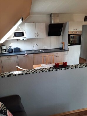 Een koelkast, een magnetron, een oven, een kookplaat