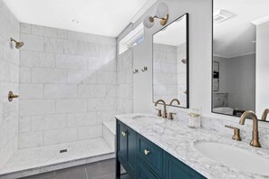 Shower, hair dryer, shampoo - Stylish Home, Hot Tub, Grill, Fire Pit & Billiards (Douglas)
