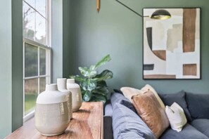 Smart-TV, Kamin, Bücher, Drucker