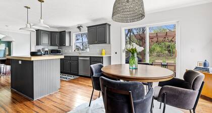 Juniper Presents: Posh Retreat Home-Great Views, Yard, Hot Tub, Firepit