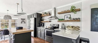 Stylish Home, Hot Tub, Grill, Fire Pit & Billiards