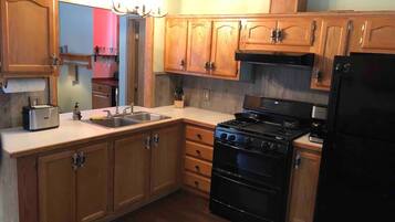 Køleskab, mikrobølgeovn, ovn, kogeplade