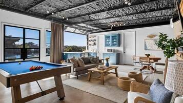 Televisio, kirjoja, stereot, työhuone