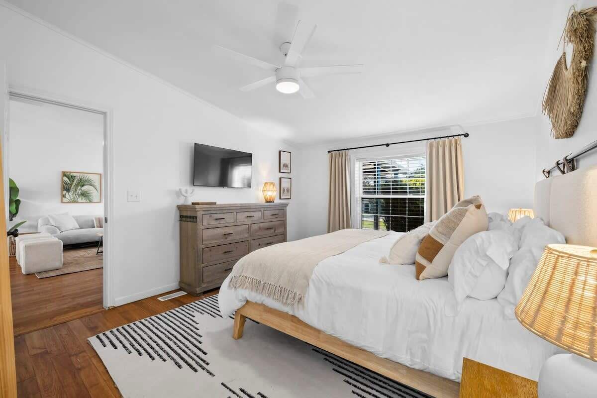 10 bedrooms, desk, iron/ironing board, travel crib