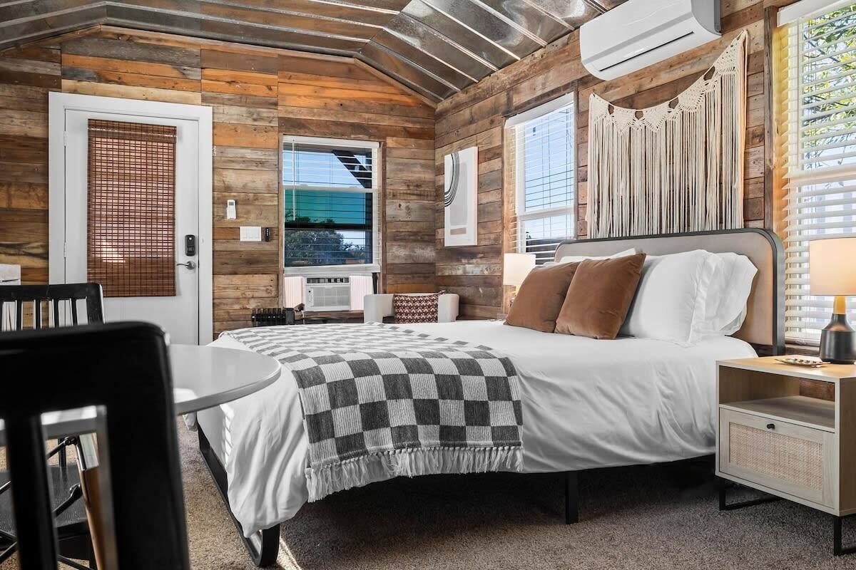 10 bedrooms, desk, iron/ironing board, travel crib