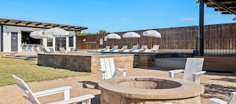 10 Bedroom / Pool / Hot tub / Pickleball / Firepit