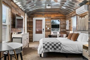 10 habitaciones, escritorio y tabla de planchar con plancha 